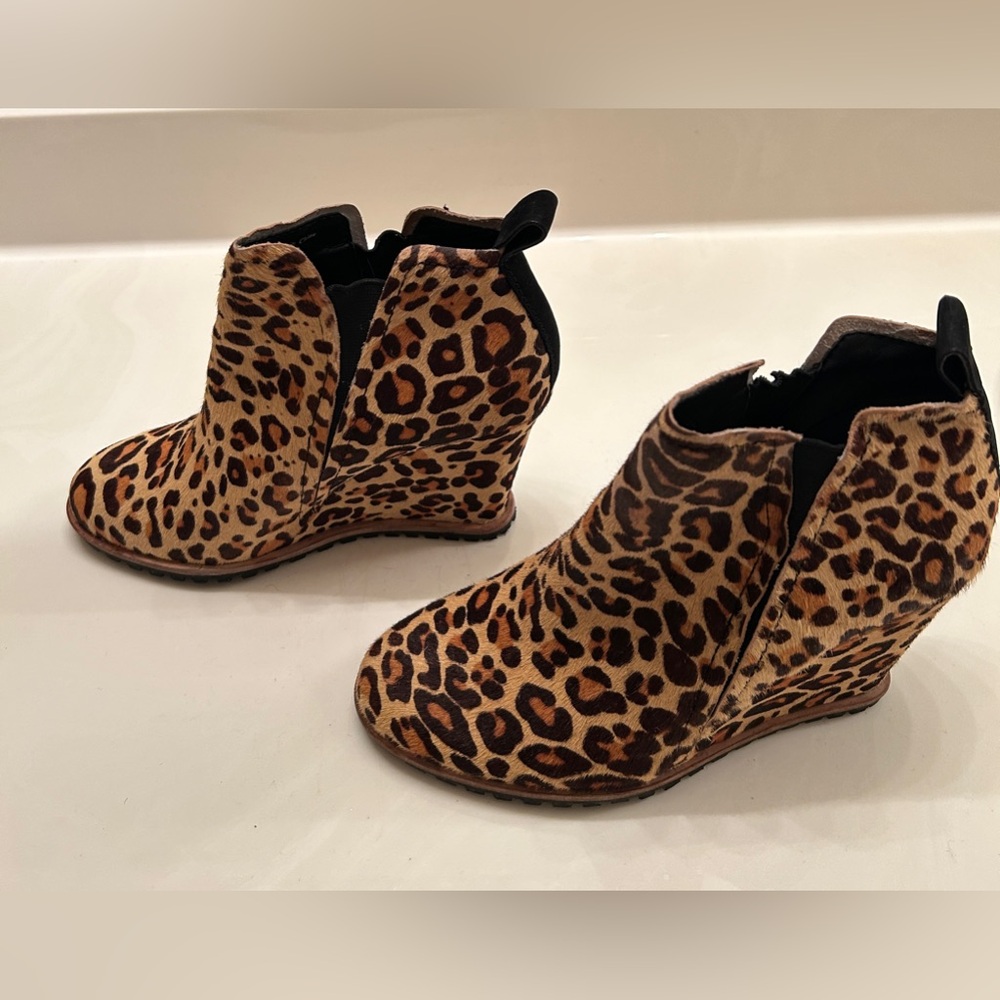 Dolce Vita Sonni Leopard Print Calf Hair Ankle Wedge Bootie Women’s Size 7.5